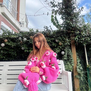 leilayca Handmade Tricolor Pink Rose Flower Cardigan – Chunky Knit Rose Sweater – Oversized Cozy Knitwear – Cottagecore Knit Jacket