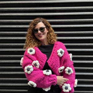 Soft Touch Hand-Knitted Pink Daisy Cardigan, Chunky Wool Blend Sweater with 3D Crochet Flowers, Romantic Cozy Knitwear – Jasmina Knit